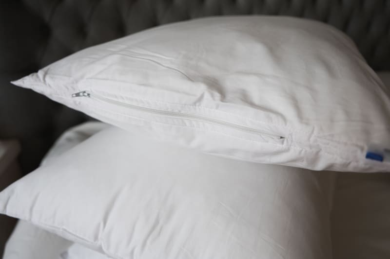 White twill pillow casing with a neat concealed zip